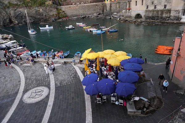 Vernazza, Italië - September 23 2017 - toerist in Cinque Terre op regenachtige dag — Stockfoto