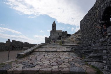 Portovenere, İtalya - 24 Eylül 2017 - birçok turist pictoresque İtalyan Köyü