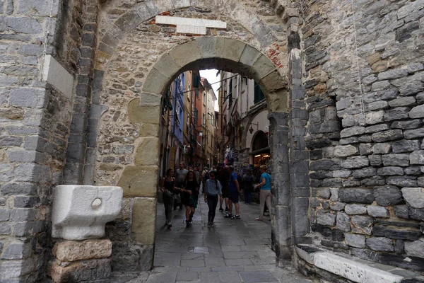 Portovenere, Italië - September 24 2017 - veel toeristen in pittoresk Italiaans dorp — Stockfoto