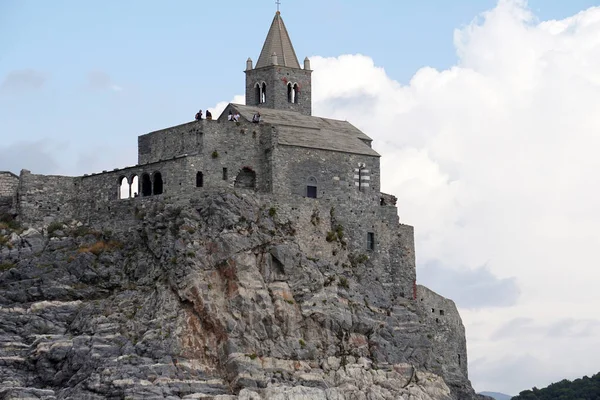 PORTOVENERE, ITALIA - 24 DE SEPTIEMBRE DE 2017 - Muchos turistas en el pintoresco pueblo italiano —  Fotos de Stock