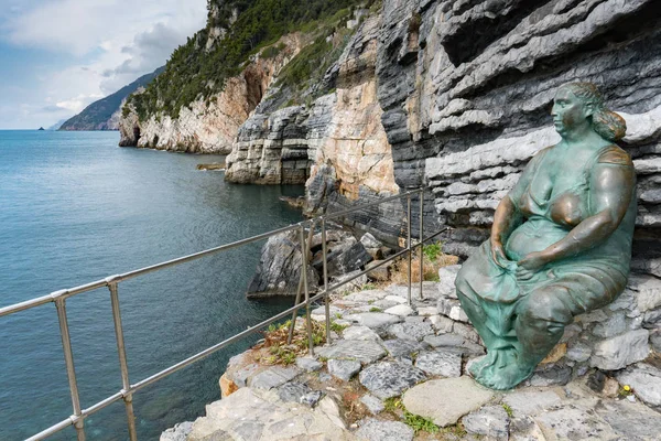 Statua Portovenere, czekając na klify widok panorama — Zdjęcie stockowe