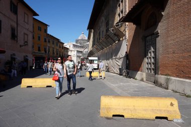 Pisa, İtalya - 26 Eylül 2017 - Anti terör bariyer ünlü leaning tower Town