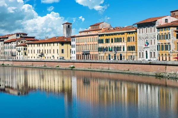 Pisa fluss kai blick stadtbild panorama — Stockfoto