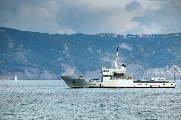 Destroyer war ship in action for migrants boat — Stock Photo, Image