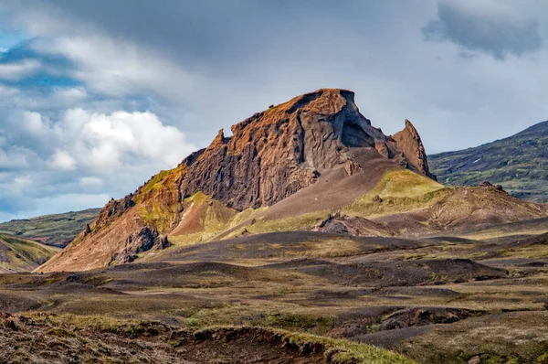 Rhino vorm rock in wild landschap van IJsland — Stockfoto