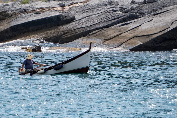 Old fisherman on rowing boat — Stock Photo, Image