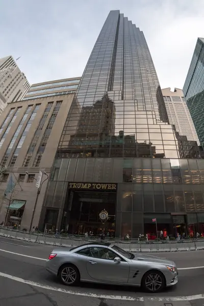 NOVA IORQUE EUA - ABRIL, 21 2017 pessoas na Trump Tower novo símbolo da cidade — Fotografia de Stock