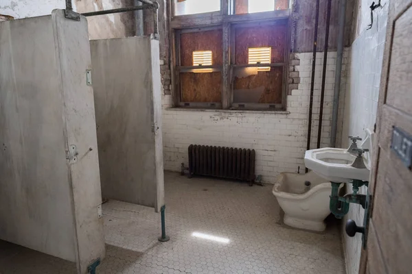 Острів Елліс покинув психіатричну лікарню внутрішні кімнати ванної — стокове фото