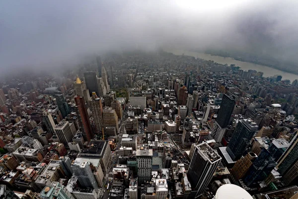 Nova Iorque Manhattan cityscape vista aérea no dia nebuloso — Fotografia de Stock