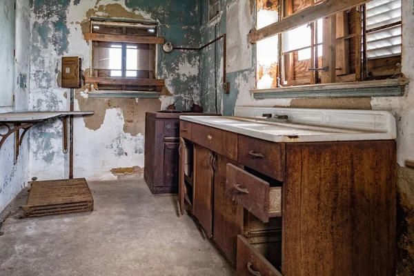 Ellis Adası Psikiyatri hastanesi iç Odalar terk