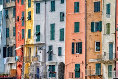 Pictoresque İtalyan köy evleri boyalı Portovenere