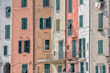 Pictoresque İtalyan köy evleri boyalı Portovenere