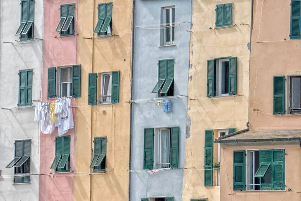 Портовенере расписные дома в живописной итальянской деревне — стоковое фото