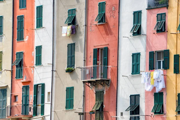Portovenere malované domy malebné italské vesnice — Stock fotografie