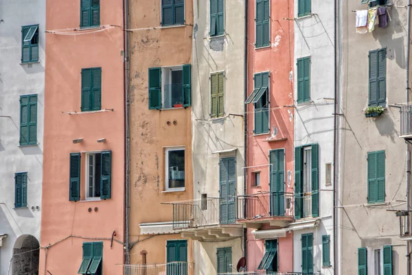 Portovenere beschilderde huizen van pittoresk Italiaans dorp — Stockfoto