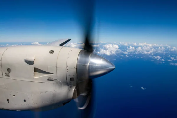 Tropikal cennette uçan Pervaneli uçak detay — Stok fotoğraf