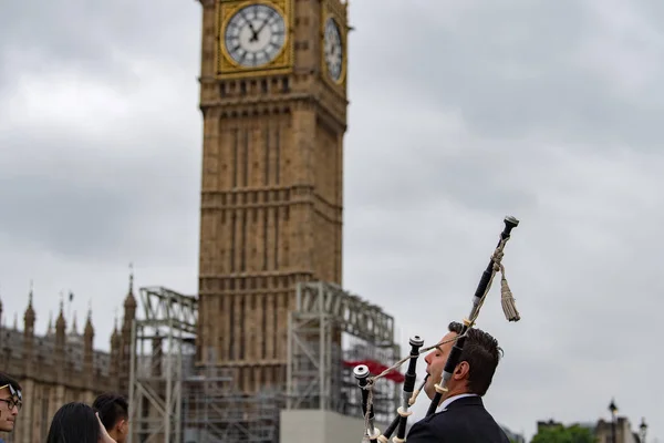 LONDRES, INGLATERRA - 15 DE JULIO DE 2017 - Hombre tocando la cornamusa en London Bridge — Foto de Stock