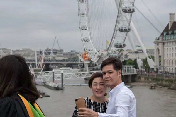 LONDRES, INGLATERRA - 15 JULIO 2017 - Turista tomando fotos en el Puente de Londres — Foto de Stock