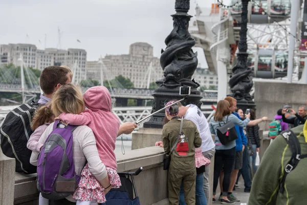 LONDON, ENGLAND - JULY 15 2017 - Tourist taking pictures at London Bridge — Stock Photo, Image