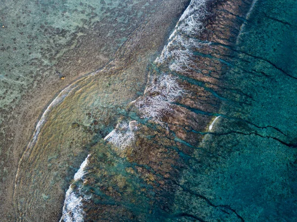 Vista aerea delle onde sulla barriera corallina della polinesia Isole Cook — Foto Stock