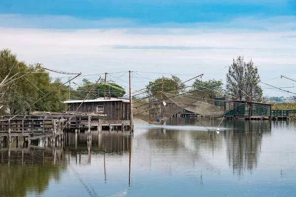 Trebuchets de pesca com redes na água — Fotografia de Stock