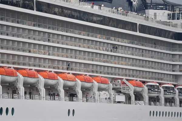 Genoa, Italië - Cruise juli 27 2017 - schip zeilen uit harbor — Stockfoto