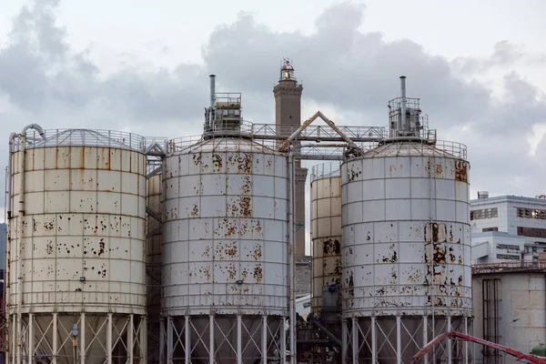 Metallische Silos in der Nähe von Lightouse Laterne Genua Stadt — Stockfoto