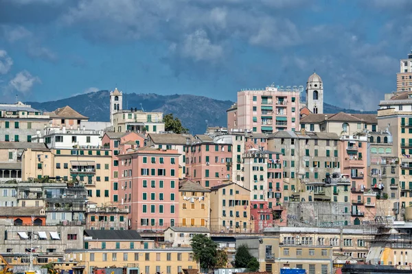 Genua stad stadsgezicht panorama vanaf de zee haven — Stockfoto