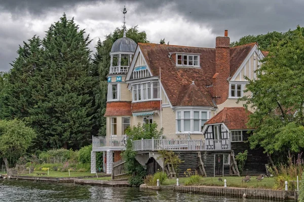 Thames River altes Haus — Stockfoto