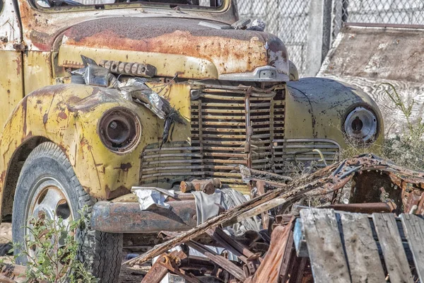 Terk edilmiş araba paslı detay yakın çekim — Stok fotoğraf