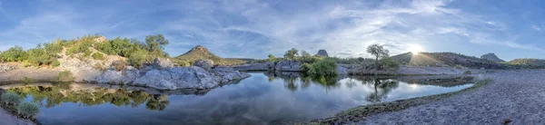 Creek i baja california liggande panorama öknen av stenar vid soluppgången — Stockfoto