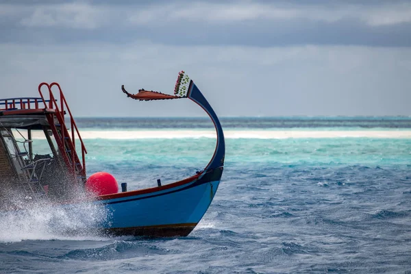 马尔代夫 dhoni 船在蓝色的海洋 — 图库照片