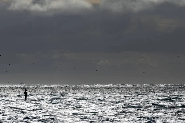 Man alleen lopen op water bij zonsondergang in de Maldiven — Stockfoto