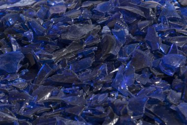 Birçok kırık cam parçaları renk