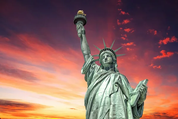 Estatua de la libertad en Nueva York sobre el dramático trasfondo del cielo posterior a la guerra nuclear —  Fotos de Stock