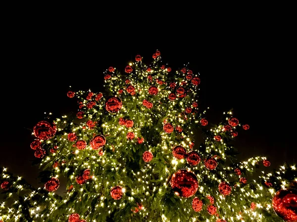 Árvore de natal bolas vermelhas decorações no mercado de rua — Fotografia de Stock