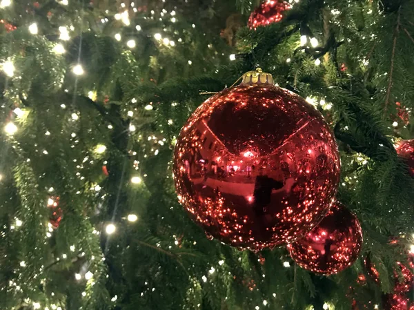 Árvore de natal bolas vermelhas decorações no mercado de rua — Fotografia de Stock