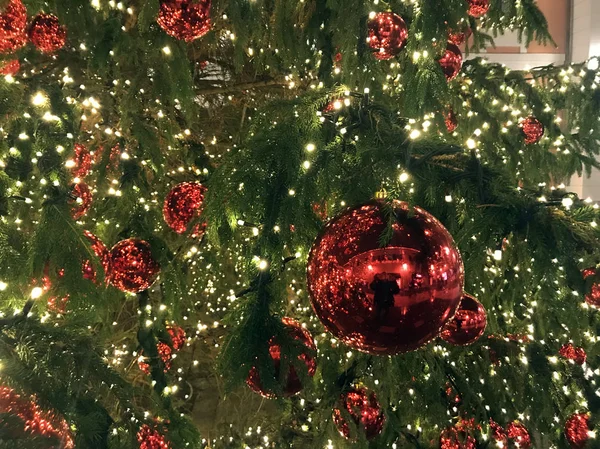 Sapin de Noël boules rouges décorations au marché de rue — Photo