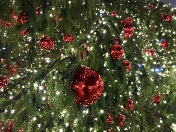 Boże Narodzenie drzewo czerwone kulki ozdoby przy ulicy rynek — Zdjęcie stockowe