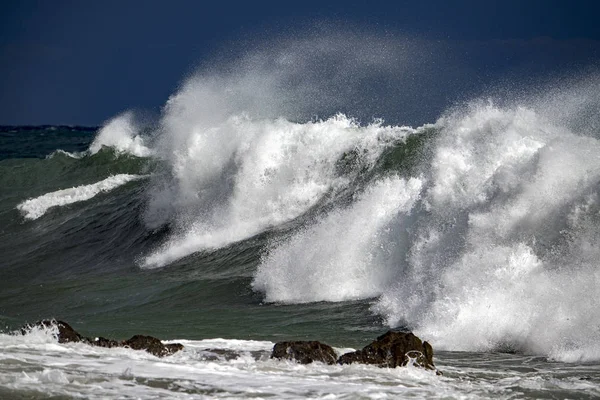 Tsunami tropische orkaan aan de zee — Stockfoto