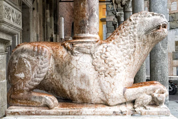 Cremona gothic medieval dome lion statue — Stock Photo, Image