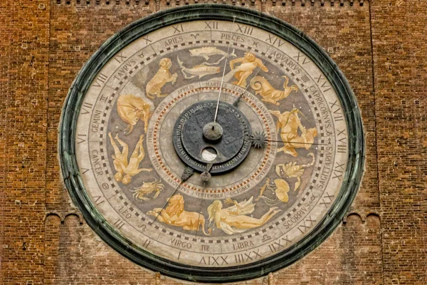 Cremona calendário torre cúpula gótica — Fotografia de Stock