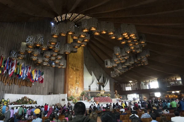 Мехіко, Мексика - 2017 4 листопада - паломників соборі Гваделупі Ліцензійні Стокові Фото