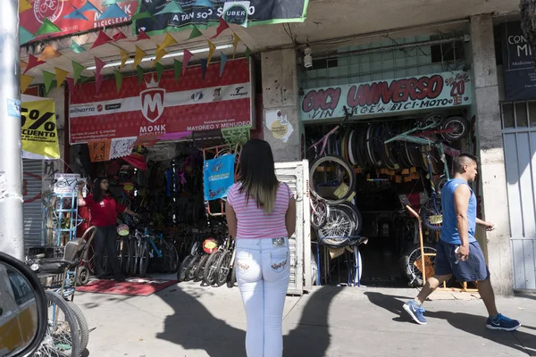 CIDADE DO MÉXICO, MÉXICO - NOVEMBRO 5 2017 - Pessoas no mercado de rua da cidade — Fotografia de Stock
