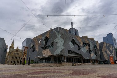 Melbourne, Avustralya - 15 Ağustos 2017 - turist ve öğrenciler Federasyon Meydanı'nda