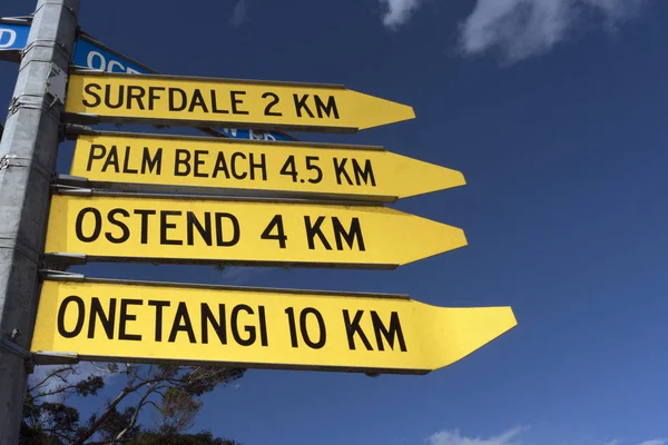Oneroa дорожний знак Waiheke острови Нової Зеландії — стокове фото