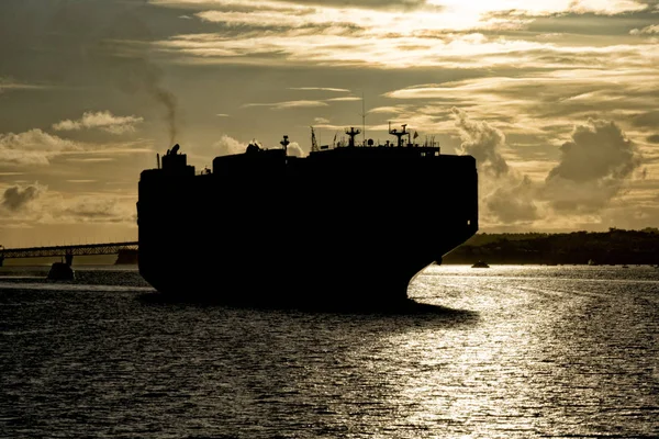 Barco prow arco silueta primer plano detalle al atardecer en Auckland —  Fotos de Stock