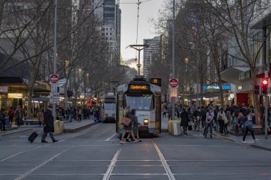 Melbourne, Avustralya, 16 Ağustos 2017 - şehir trafiğinde Merkezi bourke ve flinder sokak
