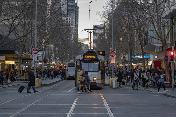 MELBOURNE, AUSTRALIA, AUGUST 16 2017 - City traffic in center bourke and flinder street — Stock Photo, Image