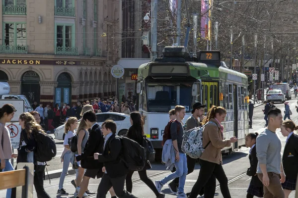 MELBOURNE, AUSTRALIA, 16 AGOSTO 2017 - Tráfico urbano en el centro de la calle bourke y flinder —  Fotos de Stock